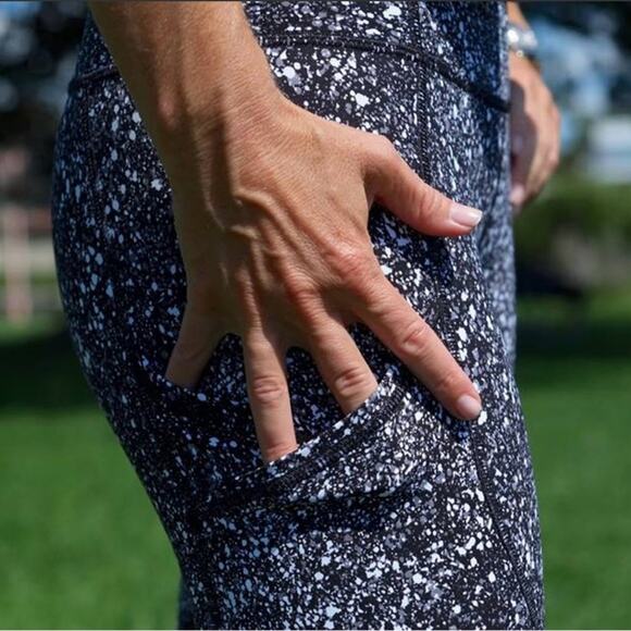 Lululemon Leggings Outrun 17" Crop Mesh Splatter White/Black SZ 4 - Picture 3 of 8